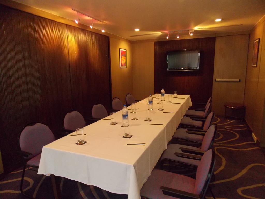 Hotel Studio Estique Poona Buitenkant foto