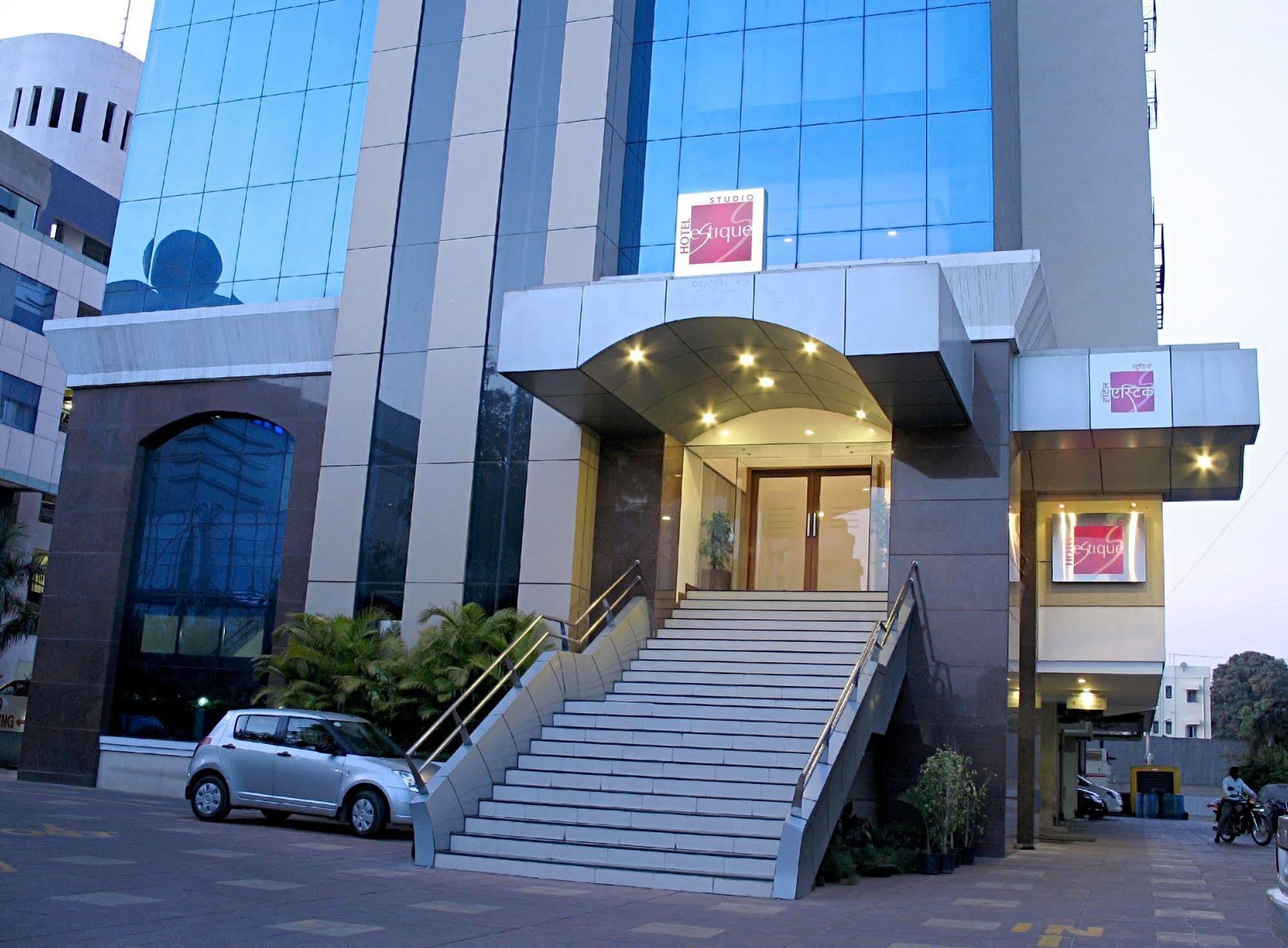 Hotel Studio Estique Poona Buitenkant foto